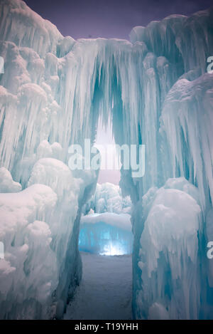 Formations Icicle faites à l'Edmonton (Alberta) Château de glace en 2019 Banque D'Images