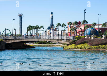 Pont sur la lagune, Universal Studios et Islands of Adventure à Orlando, Floride. L'Incroyable Hulk Coaster peut être vu se tordre dans l'arrière-plan. Banque D'Images