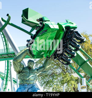 L'Incroyable Hulk figure levée un roller coaster à Universal Orlando en Floride. Islands of Adventure, coque incroyable montagne russe. Banque D'Images