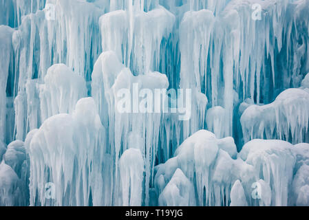 Formations Icicle faites à l'Edmonton (Alberta) Château de glace en 2019 Banque D'Images