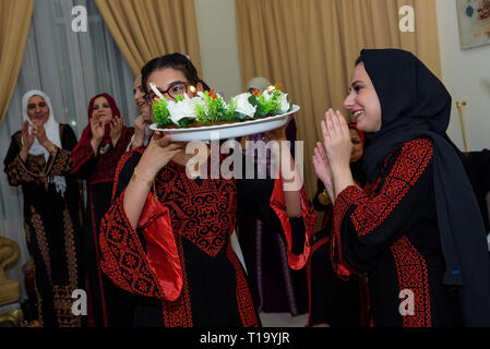 Abu Dhabi, UAE - Juillet 2018 : les femmes en costumes traditionnels célébrant partie à Abu Dhabi Banque D'Images