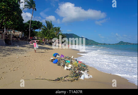 La pollution de la plage, rejetées après la tempête tropicale 'Babylon' Pabuk, Lamai Beach, Koh Samui, Golfe de Thailande, Thaïlande Banque D'Images