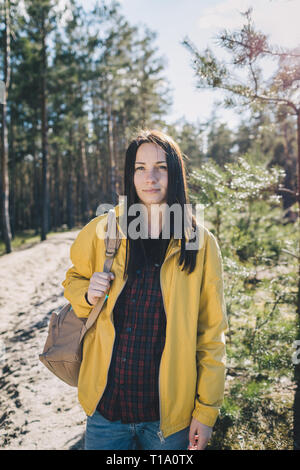 Portrait young woman traveler avec sac à dos dans la forêt Banque D'Images