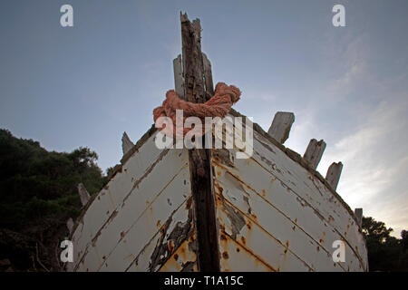 Vieux bateau en bois avec la peinture écaillée au large et la corde enroulée autour de proue du navire Banque D'Images