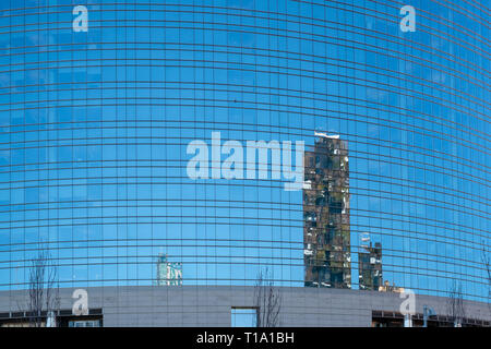 Les bâtiments modernes se reflètent sur le mur de verre. Milan, Lombardie, Italie. Banque D'Images