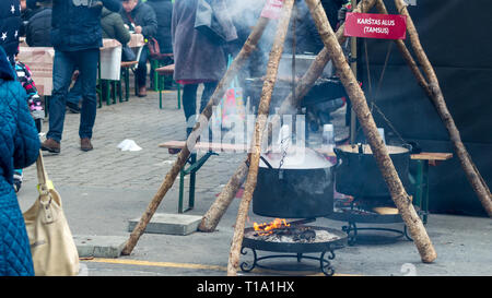 Vilnius/Lituanie - 3 mars 2019 - Saint Casimir est juste. Gros pots d'ébullition plein de bière brune chaude sur le feu. Banque D'Images