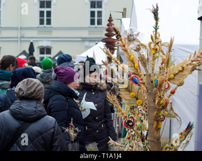 Vilnius/Lituanie - 3 mars 2019 - Saint Casimir est juste. Les gens d'acheter fait main colorés traditionnels palmiers lituanienne pour le dimanche. Banque D'Images