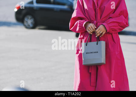 Paris, France - 27 Février 2019 : Street style outfit en détail après un défilé de mode pendant la Fashion Week de Paris - PFWFW19 Banque D'Images