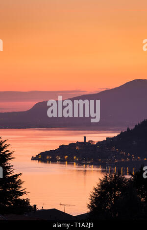 Le lac d'Iseo avec la ville de Peschiera Maraglio sur Monte Isola, au crépuscule, en Lombardie, Italie Banque D'Images