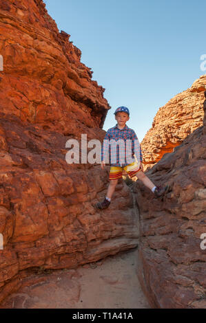 Jeune garçon de 6 ans explore les formations de Kings Canyon Banque D'Images