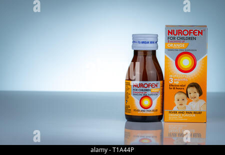 CHONBURI, THAÏLANDE-Octobre 27, 2018 : Nurofen dans l'ambre bouteille sur fond dégradé. L'ibuprofène suspension buvable pour les enfants. Médicament pour le traitement Banque D'Images