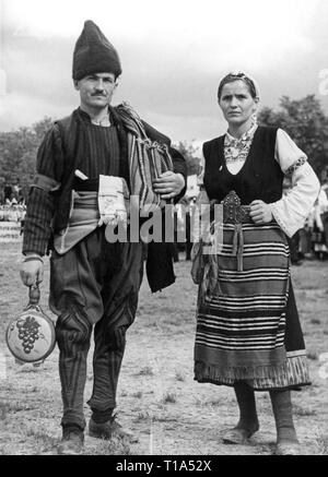 Géographie / historique de voyage, Bulgarie, folklore, couple bulgare en costume national, vers 1935, Additional-Rights Clearance-Info-Not-Available- Banque D'Images