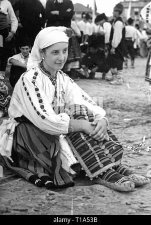 Géographie / historique de voyage, Bulgarie, folklore, femme bulgare en costume national, vers 1935, Additional-Rights Clearance-Info-Not-Available- Banque D'Images