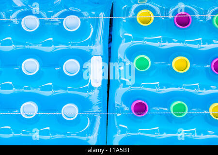 Photo de matelas d'été en bleu avec des points colorés. Une conception en caoutchouc coloré aussi créatifs et abstrait arrière-plan. Banque D'Images