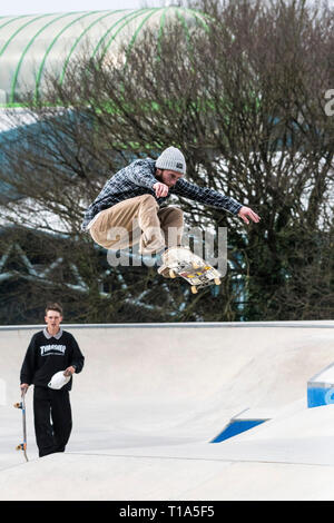 Une planche d'une tour d'antenne à des vagues de béton parc de planche à roulettes dans Newqay à Cornwall. Banque D'Images