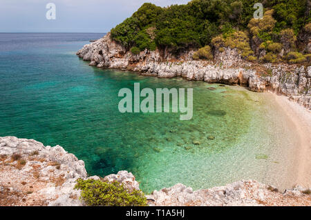 Paysage pittoresque de cove avec cristal, bleu de la mer et plage idyllique pour se détendre en été. Vue grec colorés de pierres dans l'eau turquoise et r Banque D'Images