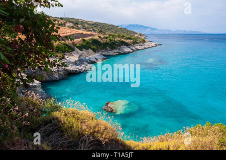 Un été magnifique baie de marin avec une eau turquoise et cristalline côte rocheuse avec une flore vert. Colorés, locations de paysage de mer grecque. Banque D'Images