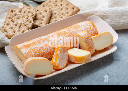Fagotin avec fromage à croûte lavée de couleur orange fabriqué à partir de lait de vache dans des grottes de l'abbaye de Maredsous, Belgique close up Banque D'Images