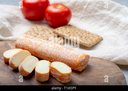 Fagotin avec fromage à croûte lavée de couleur orange fabriqué à partir de lait de vache dans des grottes de l'abbaye de Maredsous, Belgique close up Banque D'Images