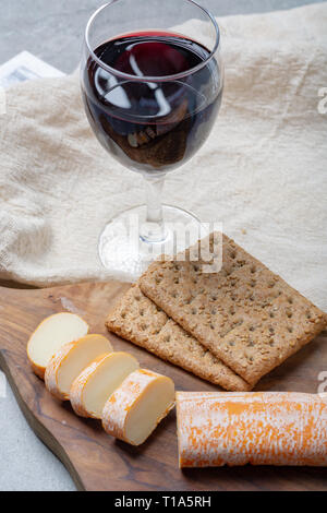 Fagotin avec fromage à croûte lavée de couleur orange fabriqué à partir de lait de vache dans des grottes de l'abbaye de Maredsous, Belgique close up Banque D'Images