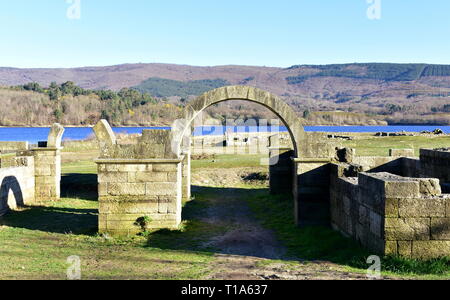 Vestiges romains avec lac. Aquis Querquennis, site archéologique de porte en pierre voûtée. Baños de Bande, Ourense, Espagne. Banque D'Images