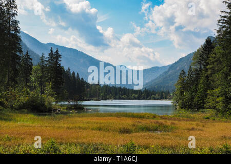 Le lac idyllique à Hintersee Alpes de Berchtesgaden près de Ramsau, Bavière Banque D'Images