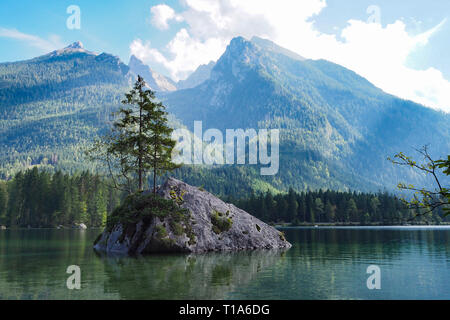 Le lac idyllique à Hintersee Alpes de Berchtesgaden près de Ramsau, Bavière Banque D'Images