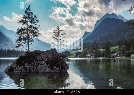 Le lac idyllique à Hintersee Alpes de Berchtesgaden près de Ramsau, Bavière Banque D'Images