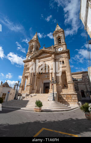 Façade de la cathédrale basilique des Saints Côme et Damien (Parrocchia Santuario Basilique S.S. Cosma E Damiano). Alberobello, Pouilles, Italie Banque D'Images