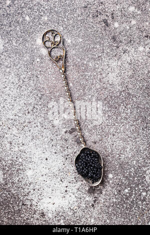 Cuillère à caviar noir d'esturgeon Banque D'Images