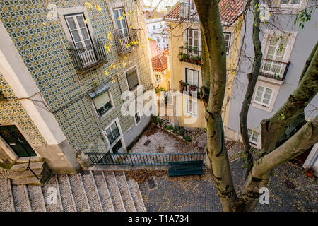 Alfama alley Vue de dessus, Lisbonne, Portugal Banque D'Images