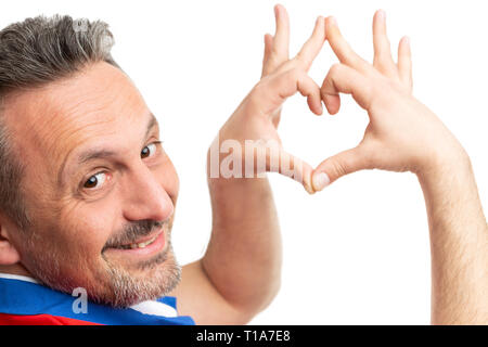 Homme libre de supermarché ou hypermarché employé montrant le symbole de coeur avec les doigts comme de l'amour Banque D'Images