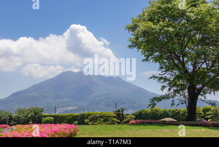 Fumeurs Vulcan Sakurajima couverts par un paysage verdoyant. Prises à partir de la merveilleuse Sengan-en jardin. Kagoshima, Kyushu, au sud du Japon, l'Asie Banque D'Images