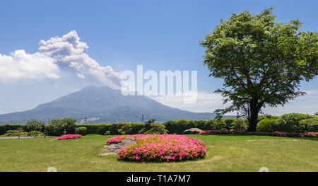 Éruption de cendres de Vulcan Sakurajima couverts par un paysage verdoyant. Prises à partir de la merveilleuse Sengan-en jardin. Kagoshima, Kyushu, au sud du Japon, l'Asie Banque D'Images