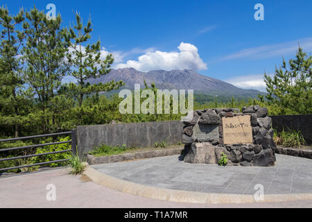 Vulcan éclaté Sakurajima couverts par un paysage verdoyant. Prises à partir de l'Observation (Karasujima Lookout). Kagoshima, Kyushu, au sud du Japon Banque D'Images