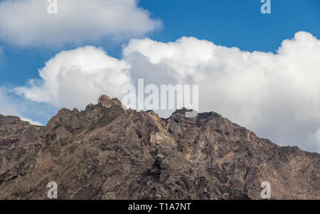 Vue détaillée du cratère du volcan Sakurajima a éclaté. Prises de vue le Yunohiro Place (Lookout). Situé à Kagoshima, Kyushu, au sud du Japon. Banque D'Images