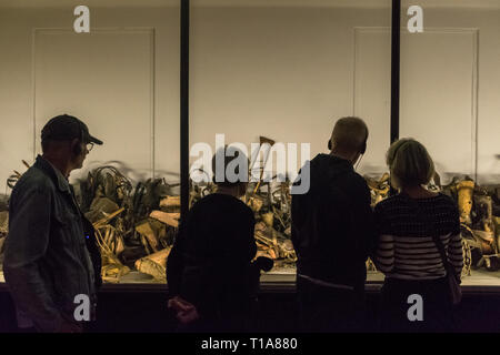 Oswiencim, Pologne - 21 septembre 2019 : les touristes de faire une visite guidée à l'intérieur des bâtiments d'Auschwitz, dans une galerie avec les prothèses de Banque D'Images