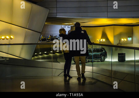 BMW Welt est situé en face de l'Administration centrale du groupe BMW, et il unit le passé et présent dans un lieu unique. Banque D'Images