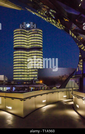 BMW Welt est situé en face de l'Administration centrale du groupe BMW, et il unit le passé et présent dans un lieu unique. Banque D'Images