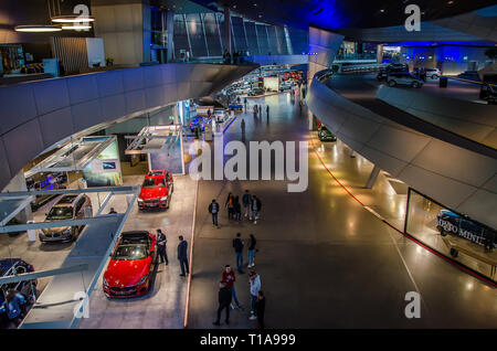 BMW Welt est situé en face de l'Administration centrale du groupe BMW, et il unit le passé et présent dans un lieu unique. Banque D'Images