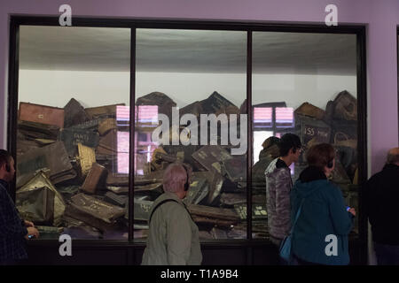 Oswiencim, Pologne - 21 septembre 2019 : les touristes de faire une visite guidée à l'intérieur des bâtiments d'Auschwitz, dans une galerie avec les biens de la Banque D'Images