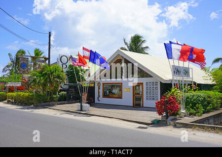 VAITAPE, BORA BORA -4 nov 2018- Street View de Vaitape, la ville principale de Bora Bora, Polynésie française, au pied du Mont Otemanu. Banque D'Images