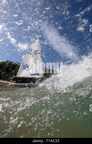 Une location de bateau à passé au cours de la Régate Ville Salcombe sous un beau ciel bleu. Banque D'Images