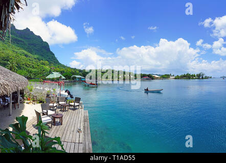 VAITAPE, BORA BORA -4 nov 2018- Street View de Vaitape, la ville principale de Bora Bora, Polynésie française, au pied du Mont Otemanu. Banque D'Images