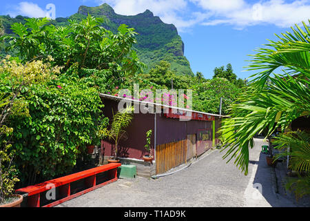 VAITAPE, BORA BORA -4 nov 2018- Street View de Vaitape, la ville principale de Bora Bora, Polynésie française, au pied du Mont Otemanu. Banque D'Images