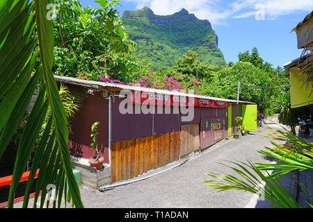 VAITAPE, BORA BORA -4 nov 2018- Street View de Vaitape, la ville principale de Bora Bora, Polynésie française, au pied du Mont Otemanu. Banque D'Images