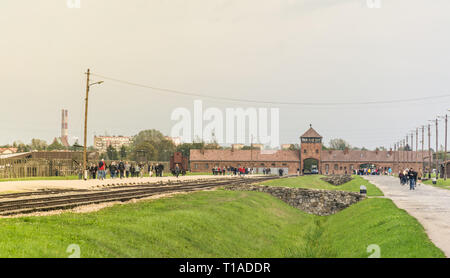 Oswiencim, Pologne - 21 septembre 2019 : entrée principale de chemin de fer menant au camp de concentration d'Auschwitz Birkenau, musée de nos jours, Pologne Banque D'Images