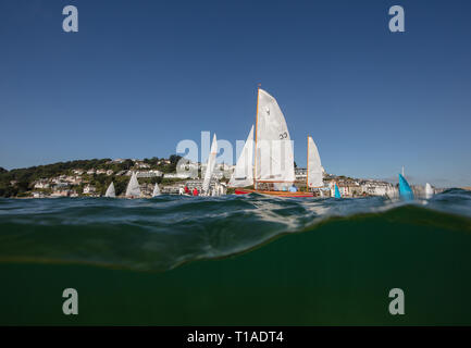 Une location de bateau à passé au cours de la Régate Ville Salcombe sous un beau ciel bleu. Banque D'Images