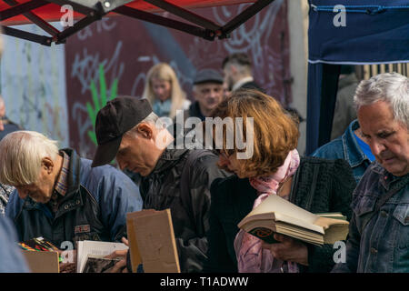 Cracovie, Pologne - 21 septembre 2019 : Poteaux à livres bon marché à la brocante Banque D'Images