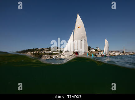 Une location de bateau à passé au cours de la Régate Ville Salcombe sous un beau ciel bleu. Banque D'Images